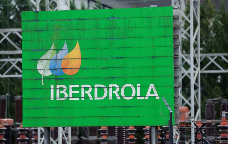 &copy; Reuters. A sign bearing the logotype of Spanish utility company Iberdrola stands alongside an electrical substation, Durango, Spain, January 17, 2024. REUTERS/Vincent West/file photo