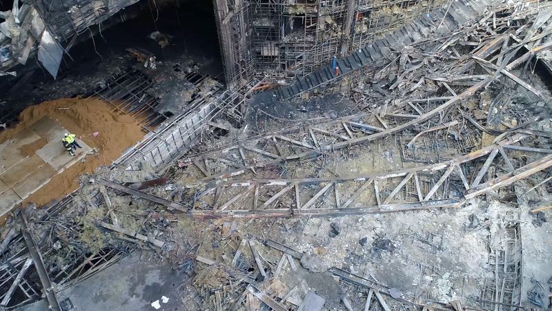 &copy; Reuters. Une vue de l'intérieur montre l'hôtel de ville de Crocus brûlé après une attaque meurtrière sur la salle de concert à l'extérieur de Moscou, en Russie. /Image tirée d'une vidéo publiée le 26 mars 2024/Ministère russe des situations d'urgence/H