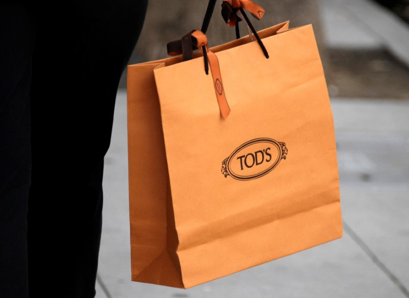 &copy; Reuters. Una shopping bag del marchio di lusso Tod's lungo Rodeo Drive a Beverly Hills, California, 21 maggio 2013. REUTERS/Fred Prouser/Foto d'archivio