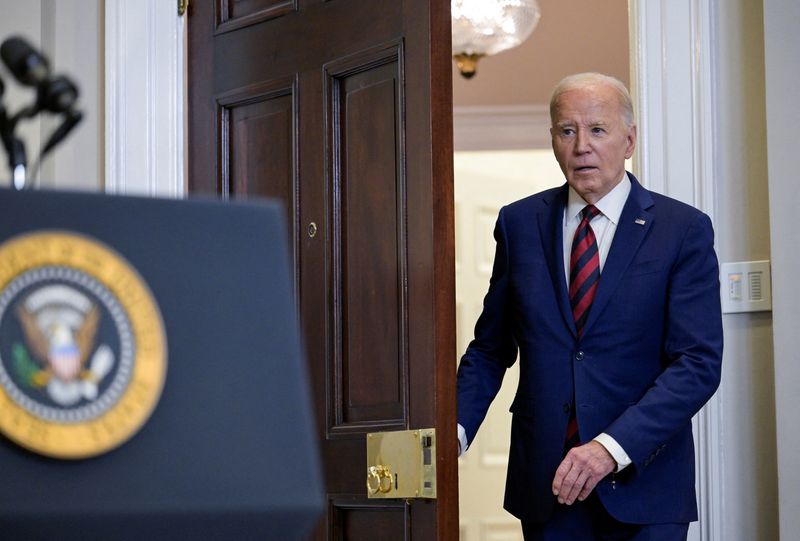 &copy; Reuters. U.S. President Joe Biden arrives to speak about on the ongoing response to the Key Bridge collapse in Baltimore, Maryland, in the Roosevelt Room at the White House in Washington, U.S., March 26, 2024. REUTERS/Craig Hudson