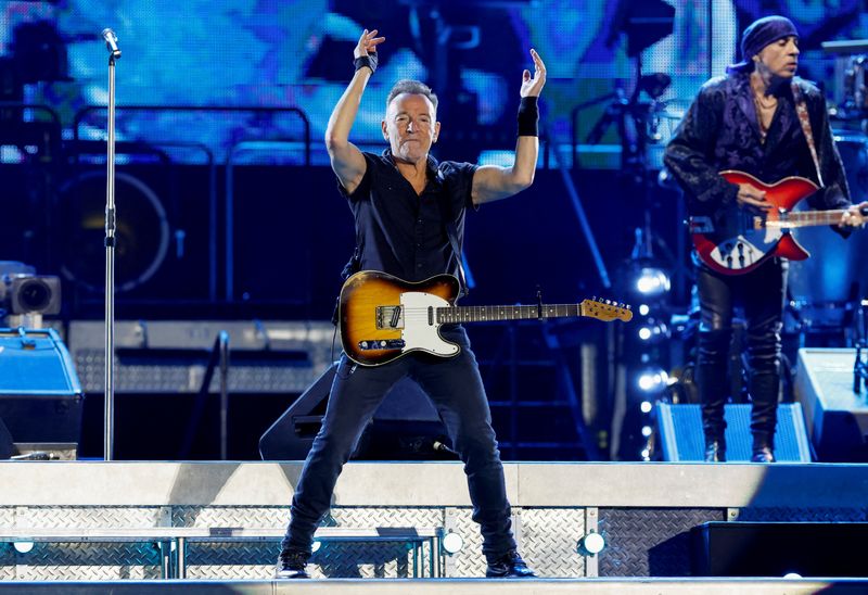 &copy; Reuters. FOTO DE ARCHIVO: La estrella de rock estadounidense Bruce Springsteen actúa durante un concierto de la gira europea en el Estadi Olimpic Lluis Companys de Barcelona, España, 28 de abril de 2023. REUTERS/Albert Gea/Archivo