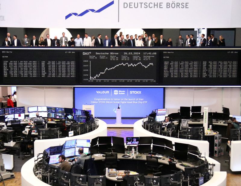 &copy; Reuters. شاشة تعرض بيانات مؤشر داكس في بورصة فرانكفورت الألمانية يوم الثلاثاء. تصوير: رويترز.