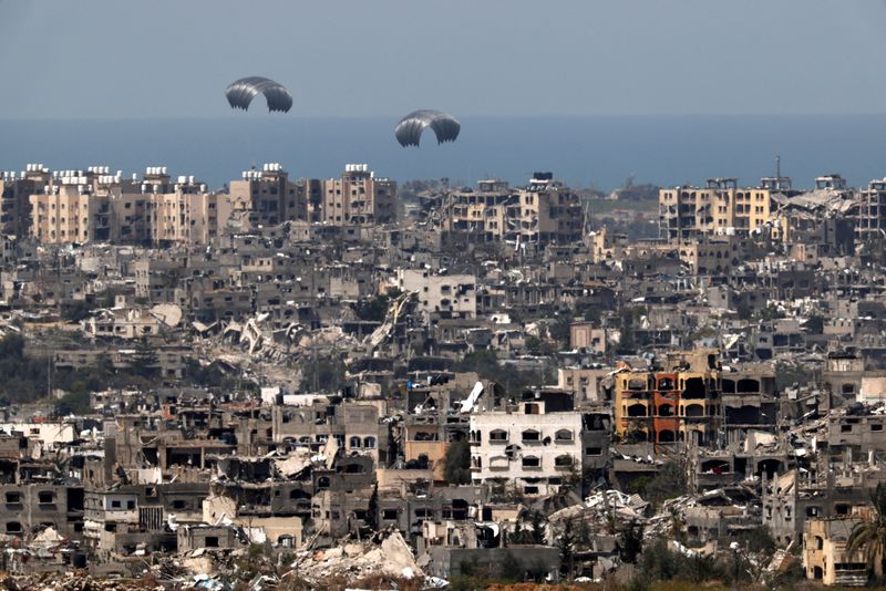 &copy; Reuters. FILE PHOTO: Humanitarian aid falls through the sky towards the Gaza Strip after being dropped from an aircraft, amid the ongoing conflict between Israel and the Palestinian Islamist group Hamas, as seen from Israel's border with Gaza, in southern Israel, 