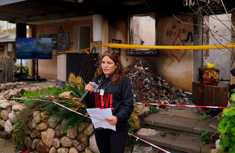 &copy; Reuters. FILE PHOTO: Released hostage Amit Soussana, kidnapped on the deadly October 7 attack by Palestinian Islamist group Hamas, talks to the press in front of her destroyed home at the Kibbutz Kfar Aza, Israel, January 29, 2024. REUTERS/Alexandre Meneghini/File