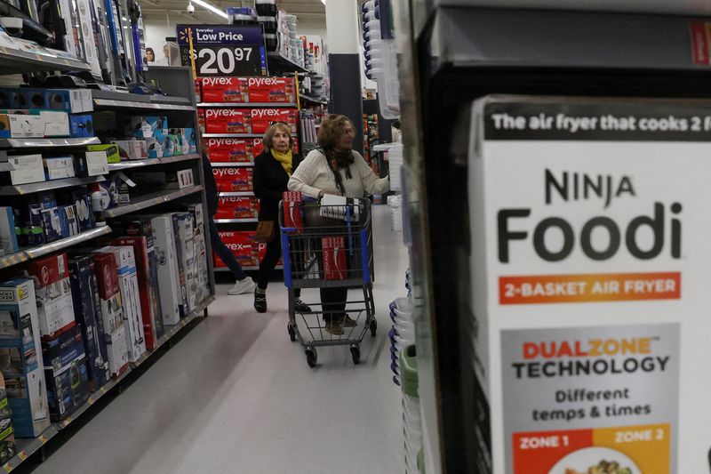 &copy; Reuters. FILE PHOTO: People shop inside a Walmart department store in Westbury, New York, U.S., November 15, 2023.  REUTERS/Shannon Stapleton/File Photo