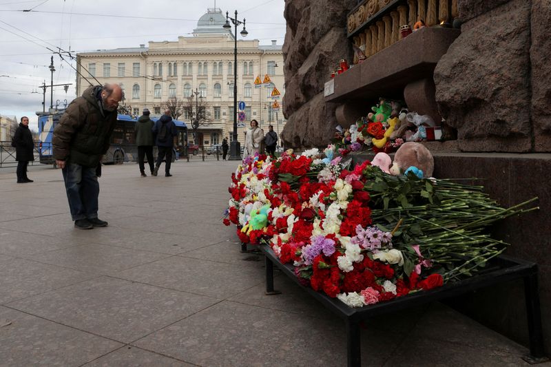 &copy; Reuters. Memorial improvisado em São Petersburgo para as vítimas do ataque a tiros na sala de concertos Crocus City Hall, na região de Moscou, Rússia
24/03/2024
REUTERS/Anton Vaganov