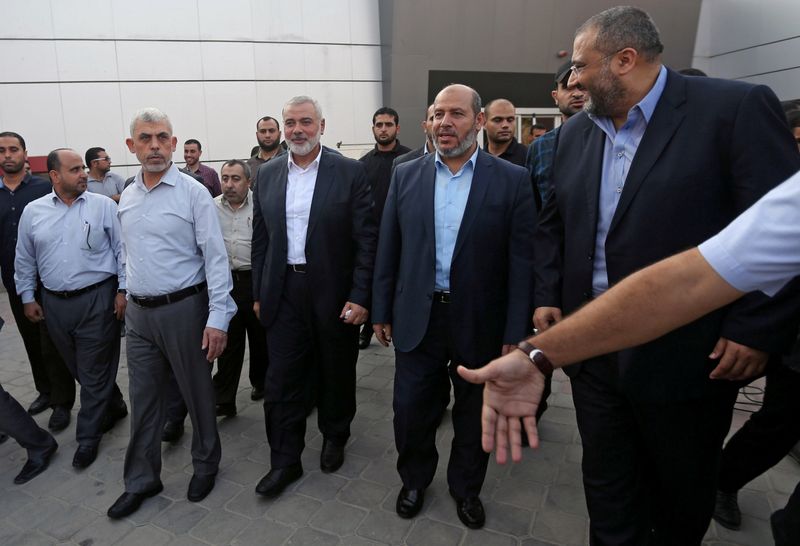 &copy; Reuters. Le chef du Hamas à Gaza, Yahya Al-Sinwar, le chef du Hamas, Ismail Haniyeh, et le haut dirigeant du Hamas, Khalil al-Hayya, dans le sud de la bande de Gaza. /Photo d'archive/REUTERS/Ibraheem Abu Mustafa