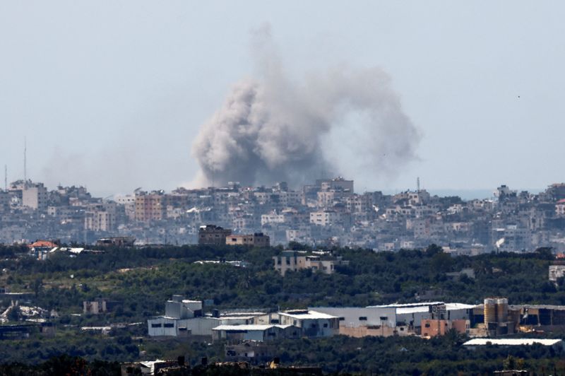 &copy; Reuters. دخان يتصاعد في سماء غزة عقب وقوع انفجار كما يظهر من إسرائيل يوم الثلاثاء. تصوير: أمير كوهين - رويترز
