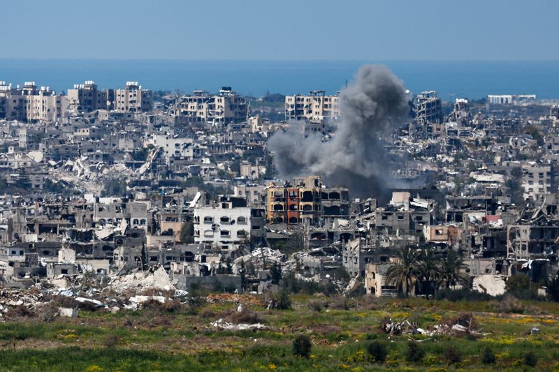 &copy; Reuters. دخان يتصاعد فوق غزة جراء الصراع الدائر بين إسرائيل وحركة المقاومة الإسلامية الفلسطينية (حماس) كما يظهر من إسرائيل يوم 23 مارس آذار 2024. تصوير: 