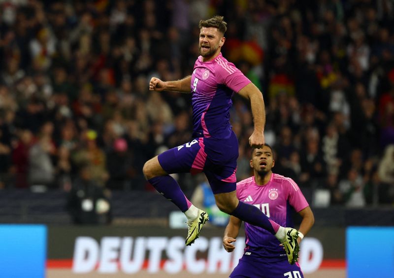 &copy; Reuters. نيكلاس فولكروج لاعب ألمانيا يحتفل بتسجيل الهدف الثاني خلال مباراة فريقه أمام هولندا في مباراة ودية في مدينة فرانكفورت بألمانيا يوم الثلاثا