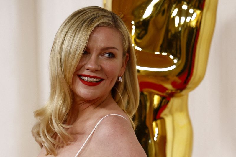 &copy; Reuters. FILE PHOTO: Kirsten Dunst poses on the red carpet during the Oscars arrivals at the 96th Academy Awards in Hollywood, Los Angeles, California, U.S., March 10, 2024. REUTERS/Sarah Meyssonnier/File Photo