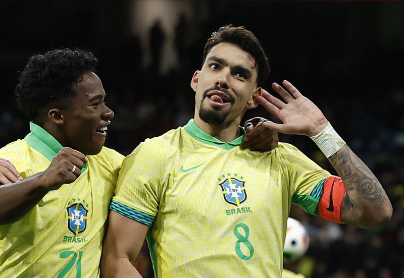 &copy; Reuters. Lucas Paquetá comemora, com Endrick, após marcar o terceiro gol do Brasil contra a Espanha 
REUTERS/Juan Medina