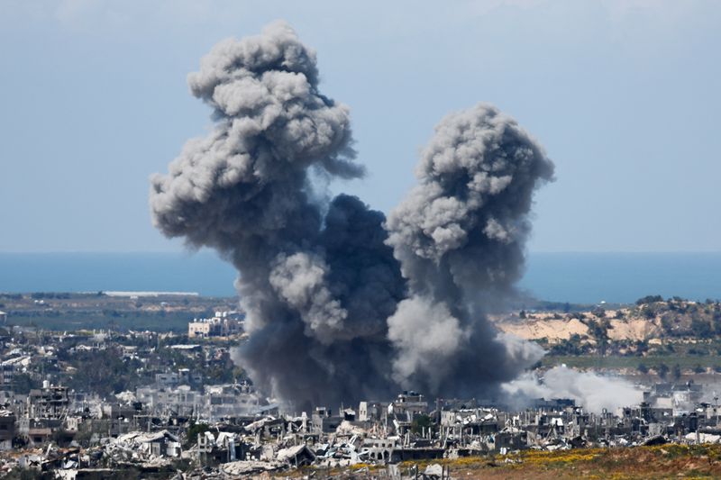 &copy; Reuters. دخان يتصاعد فوق سماء غزة خلال انفجار أعقب غارة جوية إسرائيلية، وسط الصراع المستمر بين إسرائيل وحركة حماس الإسلامية الفلسطينية، كما يظهر من 