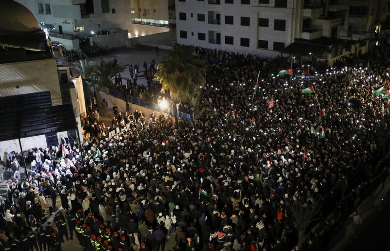 &copy; Reuters. متظاهرون يحملون الأعلام خلال احتجاج لدعم الفلسطينيين في غزة، وسط الصراع المستمر بين إسرائيل وحركة حماس الإسلامية الفلسطينية،  بالقرب من ال