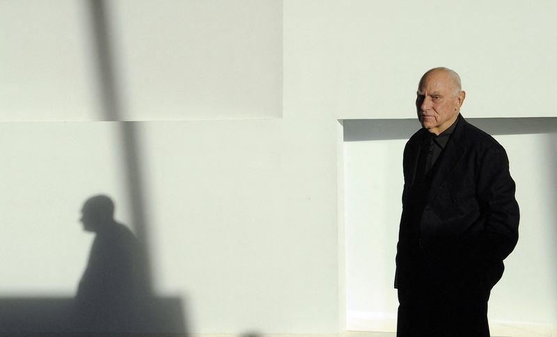 &copy; Reuters. FILE PHOTO: U.S. artist Richard Serra poses for photographers during a meeting, under the title of "The skin of spaces" in the Art Centre of Gijon October 21, 2010. REUTERS/Eloy Alonso/File Photo