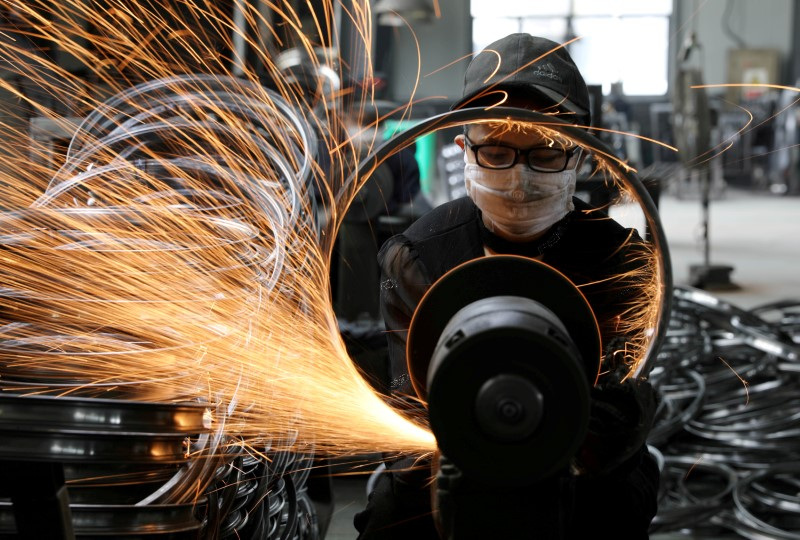 © Reuters. FILE PHOTO: A worker welds a bicycle steel rim at a factory manufacturing sports equipment in Hangzhou, Zhejiang province, China September 2, 2019. China Daily via REUTERS