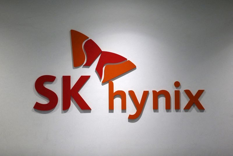 &copy; Reuters. The logo of SK Hynix is seen at its headquarters in Seongnam, South Korea, April 25, 2016. REUTERS/Kim Hong-Ji/File Photo