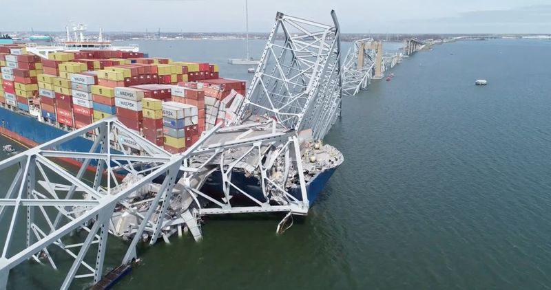 © Reuters. A drone view of the Dali cargo vessel, which crashed into the Francis Scott Key Bridge causing it to collapse, in Baltimore, Maryland, U.S., March 26, 2024, in this still image taken from a handout video. NTSB/Handout via REUTERS 