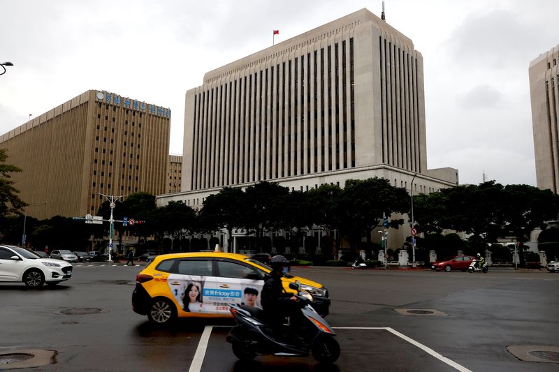 &copy; Reuters. FILE PHOTO: Cars drive past Taiwan's central bank in Taipei, Taiwan, December 14, 2022. REUTERS/Ann Wang/File Photo
