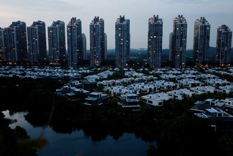 &copy; Reuters. A view of the residential apartments in the evening in Country Garden's Forest City development in Johor Bahru, Malaysia August 16, 2023. REUTERS/Edgar Su/File Photo