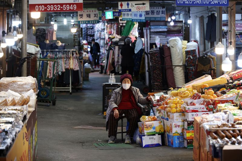 © 로이터.  가게 주인이 2022년 4월 7일 한국 서울의 한 전통시장에서 손님을 기다리다가 잠이 든다. REUTERS/김홍지/파일 사진