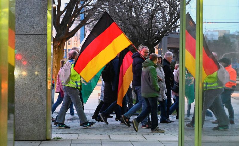 &copy; Reuters. Protesters carry national flags of Germany and the ultra far-right party Freie Sachsen (Free Saxony) during a demonstration in Chemnitz, Germany, March 18, 2024. REUTERS/Matthias Rietschel/File Photo