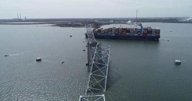 &copy; Reuters. منظر من طائرة مسيرة لسفينة شحن اصطدمت بجسر فرنسيس سكوت كي في ميناء بالتيمور الأمريكي بماريلاند في صورة مأخوذة من مقطع فيديو يوم الثلاثاء. صو