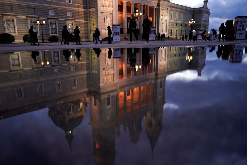 &copy; Reuters. Persone camminano in Piazza dell'Armeria dopo una giornata di pioggia a Madrid, Spagna, 9 marzo 2024. REUTERS/Ana Beltran/File Photo