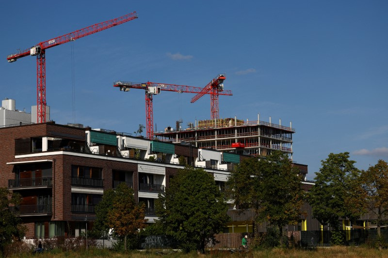 &copy; Reuters. FILE PHOTO: Cranes of a construction site are seen near a residential building, ahead of the summit for affordable housing and construction at the Chancellery in Berlin, Germany September 25, 2023. REUTERS/Lisi Niesner/File Photo
