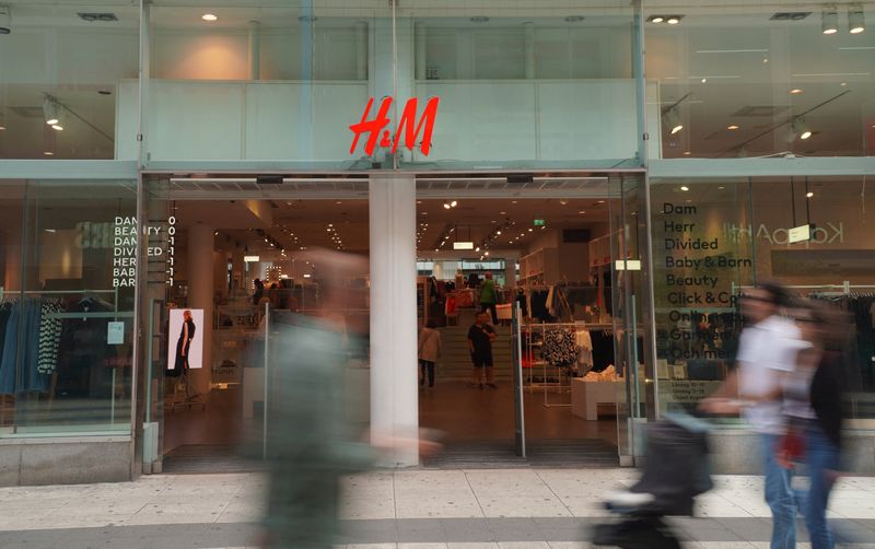 &copy; Reuters. FOTO DE ARCHIVO: Peatones y compradores pasando por delante de una tienda de H&M en el centro de Estocolmo, Suecia. 17 de julio de 2023. REUTERS/Tom Little