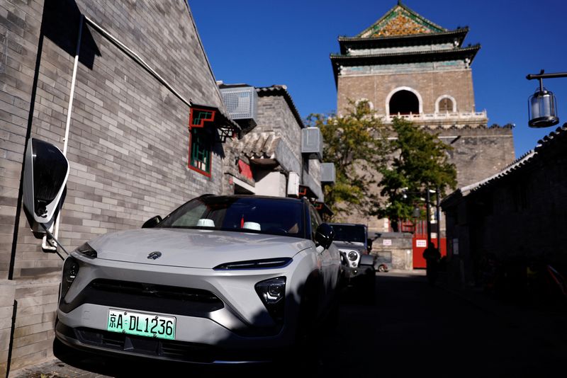 &copy; Reuters. File photo: A Nio's electric vehicle (EV) is parked near the Bell Tower in Beijing, China October 20, 2023. REUTERS/Tingshu Wang/File photo