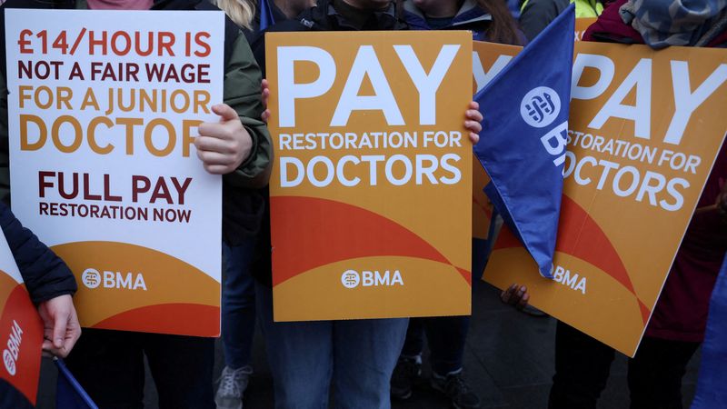 &copy; Reuters. أطباء مبتدؤون يحملون لافتات في أثناء احتجاجهم بشأن الأجور في ليفربول ببريطانيا يوم الثالث من يناير كانون الثاني 2024. تصوير: فيل نوبل - رويترز.