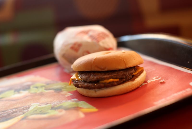 © Reuters. A McDouble burger is pictured at a McDonald's restaurant in the Fillmore District of San Francisco, California January 30, 2013. REUTERS/Robert Galbraith/File Photo