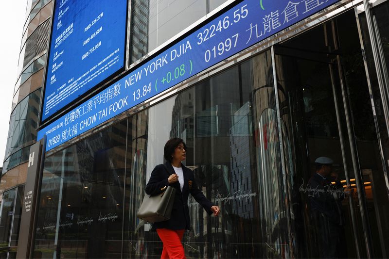 &copy; Reuters. Telão mostra cotações acionárias em Hong Kong
17/03/2023. REUTERS/Tyrone Siu