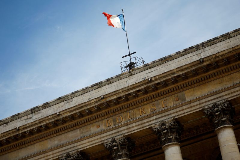 &copy; Reuters. Un drapeau national français flotte sur le Palais Brongniart, l'ancienne Bourse de Paris. /Photo prise le 25 mars 2024/REUTERS/Sarah Meyssonnier