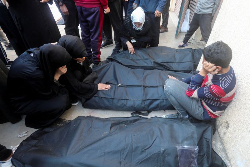 &copy; Reuters. مشيعون بجوار جثامين فلسطينيين قتلوا في غارة إسرائيلية في مستشفي الأقصي بدير البلح في وسط قطاع غزة يوم 25 مارس آذار 2024. تصوير: رمضان عابد - رويت