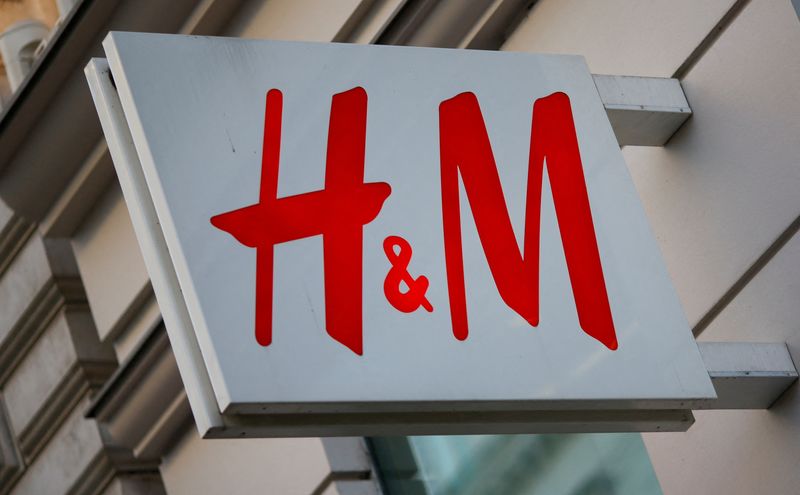 &copy; Reuters. FILE PHOTO: The logo of Swedish fashion label H&M is seen outside a store in Vienna, Austria, October 1, 2016.    REUTERS/Leonhard Foeger/File Photo