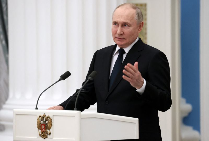 &copy; Reuters. الرئيس الروسي فلاديمير بوتين خلال حفل تسيلم جوائز في مجال الأدب والفن في موسكو يوم الثلاثاء. صورة لرويترز من وكالة سبوتنيك للأنباء.