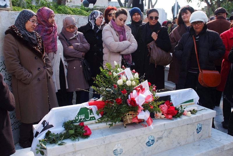 &copy; Reuters. Família de Chokri Belaid em cemitério na Tunísia
 8/2/2015   REUTERS/Anis Mili