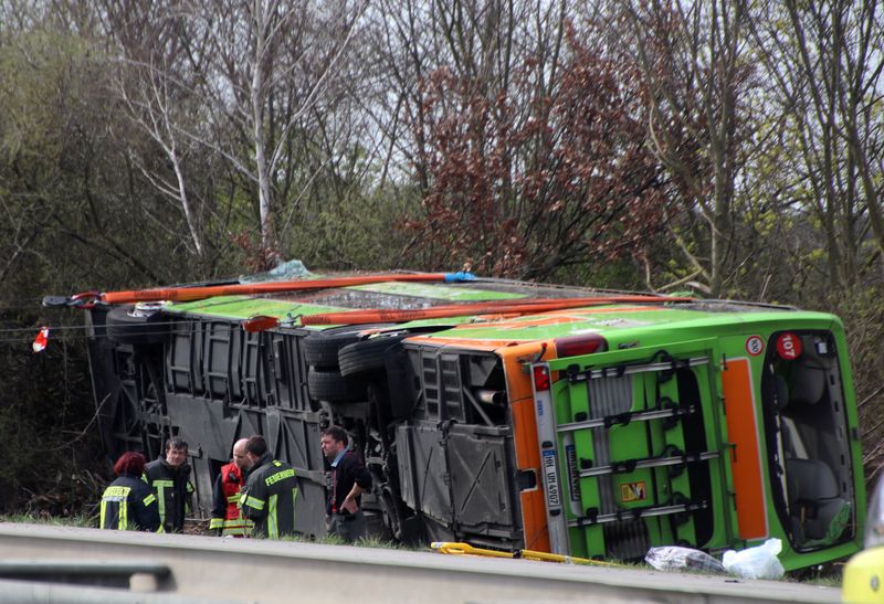 &copy; Reuters. أفراد إنقاذ يعملون في موقع انقلاب حافلة على طريق (إيه-9) السريع بالقرب من مدينة لايبزيج الألمانية يوم الأربعاء. صورة لرويترز من صحفية وسط ألم