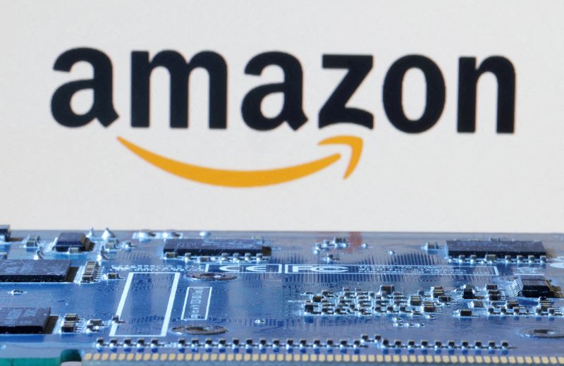 &copy; Reuters. FOTO DE ARCHIVO: El logo de Amazon cerca de la placa base de un ordenador en una ilustración tomada el 8 de enero de 2024. REUTERS/Dado Ruvic/Illustration/File Photo
