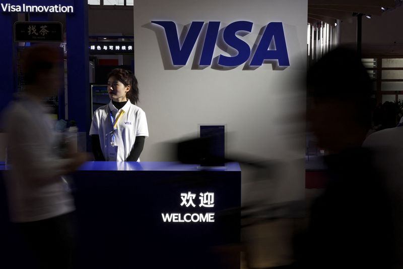 © Reuters. FILE PHOTO: People walk past the Visa logo at its booth during the first China International Supply Chain Expo (CISCE) in Beijing, China November 28, 2023. REUTERS/Florence Lo/File Photo