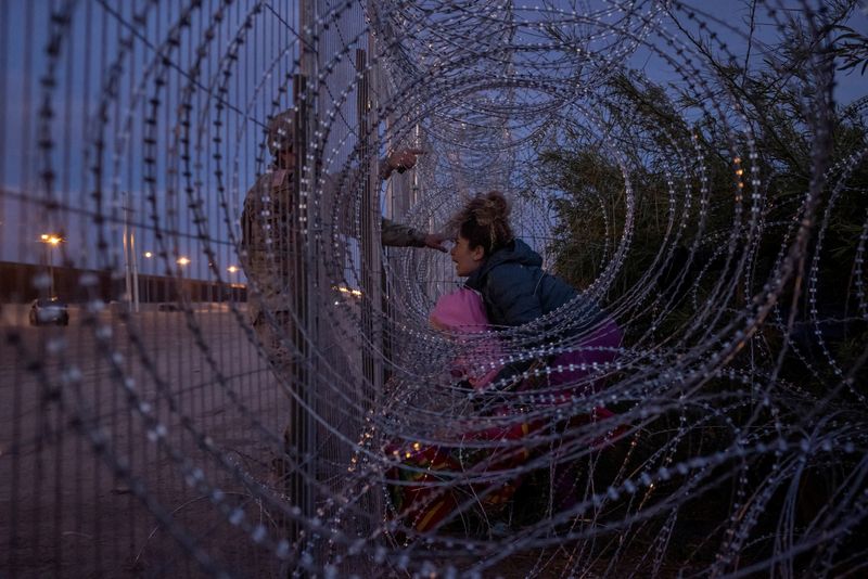 &copy; Reuters. Imigrante venezuelana em local de fronteira em El Paso, Texas
 26/3/2024    REUTERS/Adrees Latif