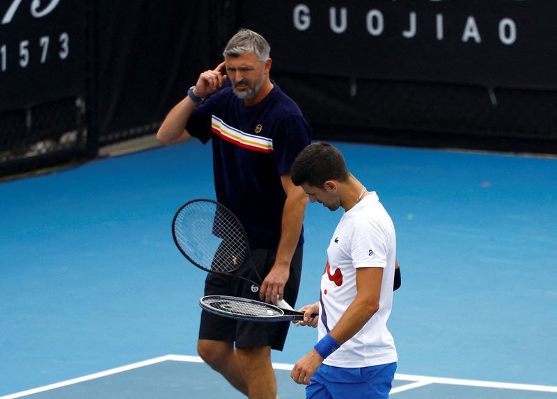 &copy; Reuters. FOTO DE ARCHIVO. El tenista serbio Novak Djokovic y su entrenador Goran Ivanisevic reaccionan durante un entrenamiento durante el Abierto de Australia, en Melbourne Park, Melbourne, Australia - 20 de enero de 2024. REUTERS/Issei Kato