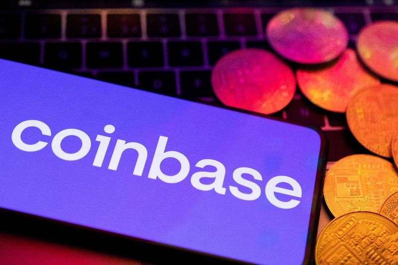 © Reuters. FILE PHOTO: A smartphone with displayed Coinbase logo and representation of cryptocurrencies are placed on a keyboard in this illustration taken, June 8, 2023. REUTERS/Dado Ruvic/Illustration//File Photo