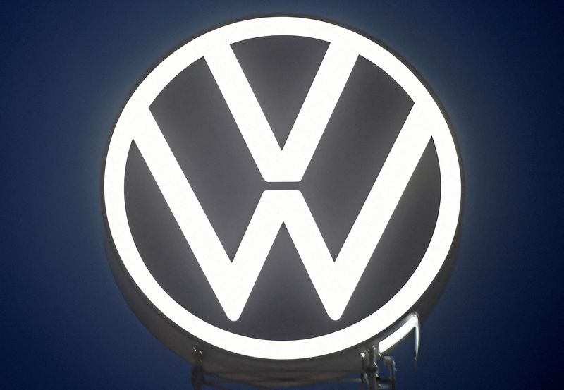 &copy; Reuters. FILE PHOTO: A new logo of German carmaker Volkswagen is unveiled at the VW headquarters in Wolfsburg, Germany September 9, 2019. REUTERS/Fabian Bimmer/File Photo