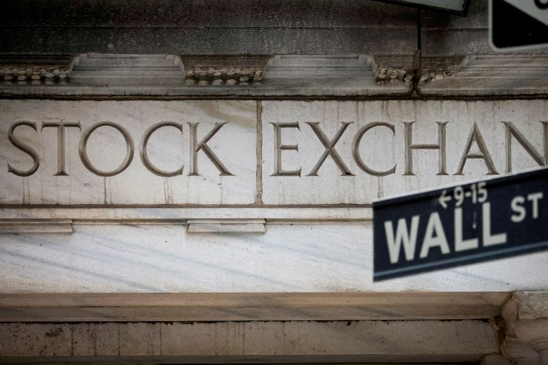 &copy; Reuters. L'entrée de la Bourse de New York (NYSE) sur Wall Street à New York City, aux États-Unis. /Photo prise le 15 novembre 2022/REUTERS/Brendan McDermid