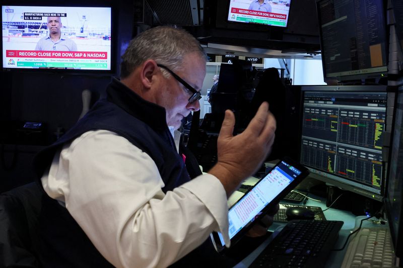 &copy; Reuters. Un trader reagisce dopo la campana di chiusura alla Borsa di New York (Nyse) a New York City, Stati Uniti, 20 marzo 2024.  REUTERS/Brendan McDermid