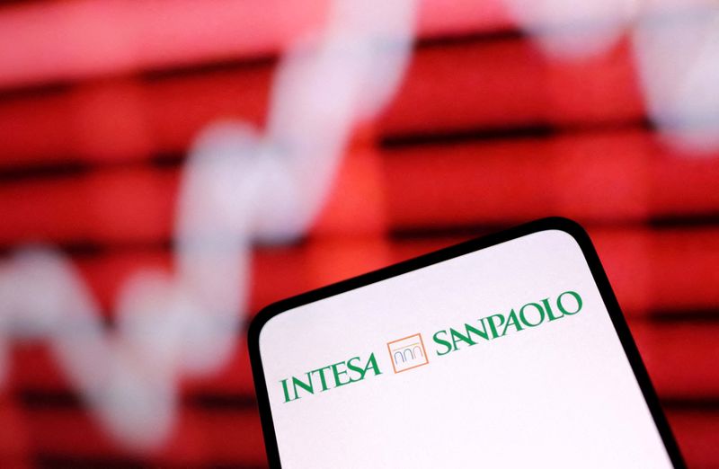 &copy; Reuters. Il logo della banca Intesa Sanpaolo e un grafico azionario in crescita. REUTERS/Dado Ruvic