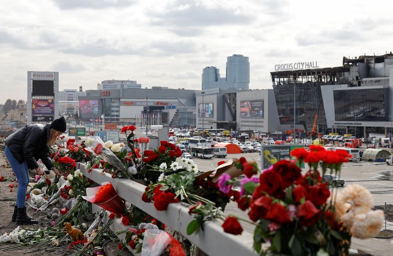 &copy; Reuters. Foto del martes de una mujer dejando flores frente al lugar donde se produjo un ataque terrorista en Moscú la semana pasada
Mar 26, 2024. REUTERS/Evgenia Novozhenina
